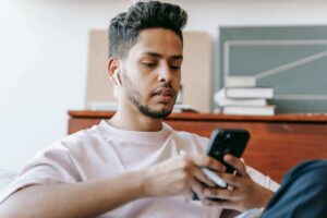 ragazzo con il cellulare in mano