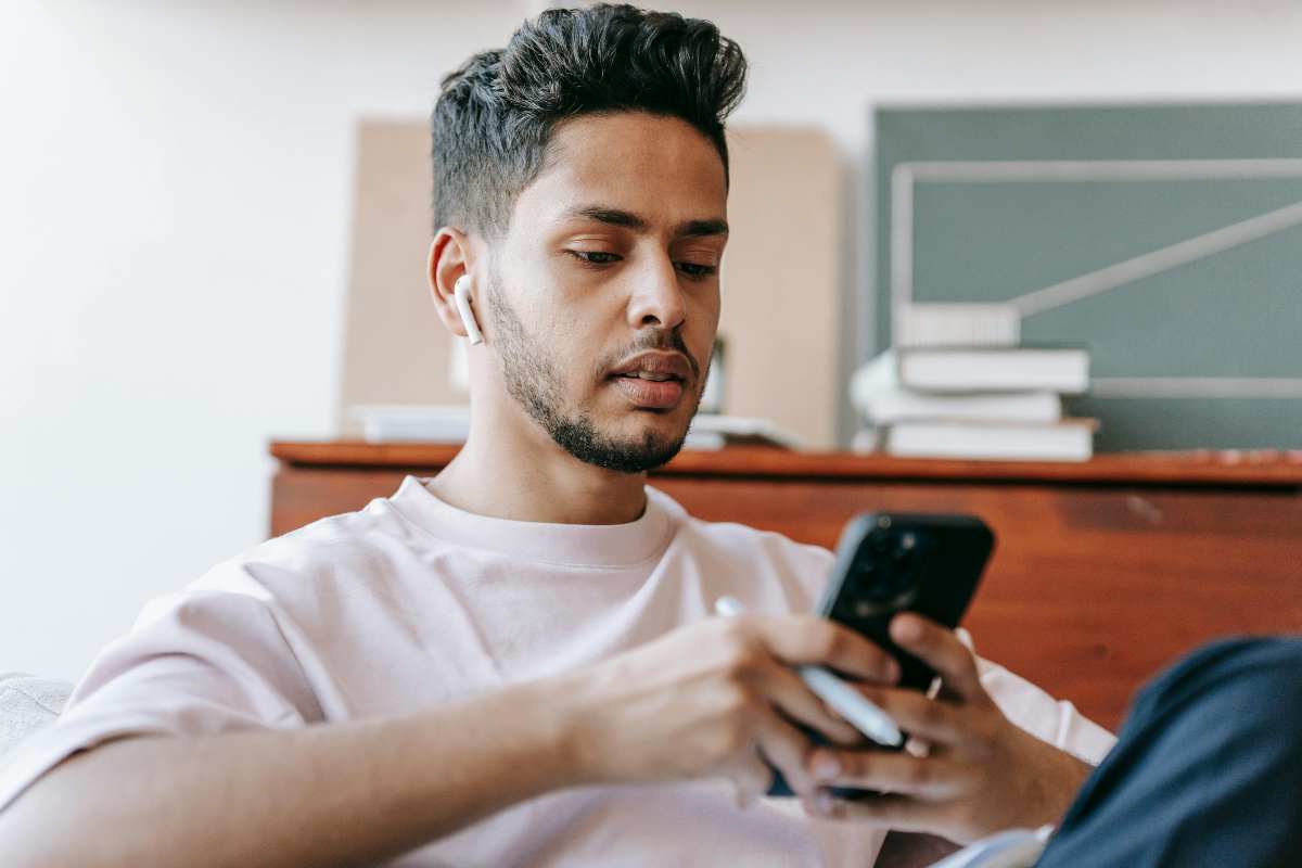 ragazzo con il cellulare in mano