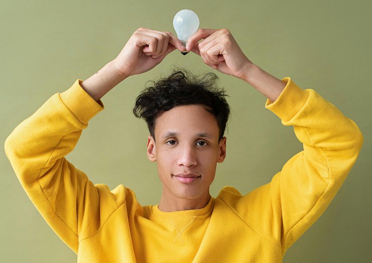 ragazzo con la lampadina in testa