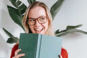 ragazza con un libro