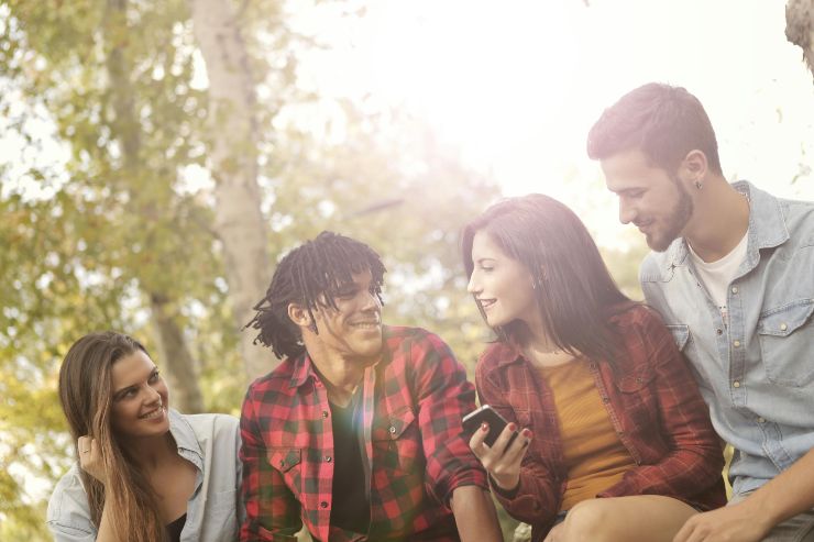 ragazzi con il cellulare