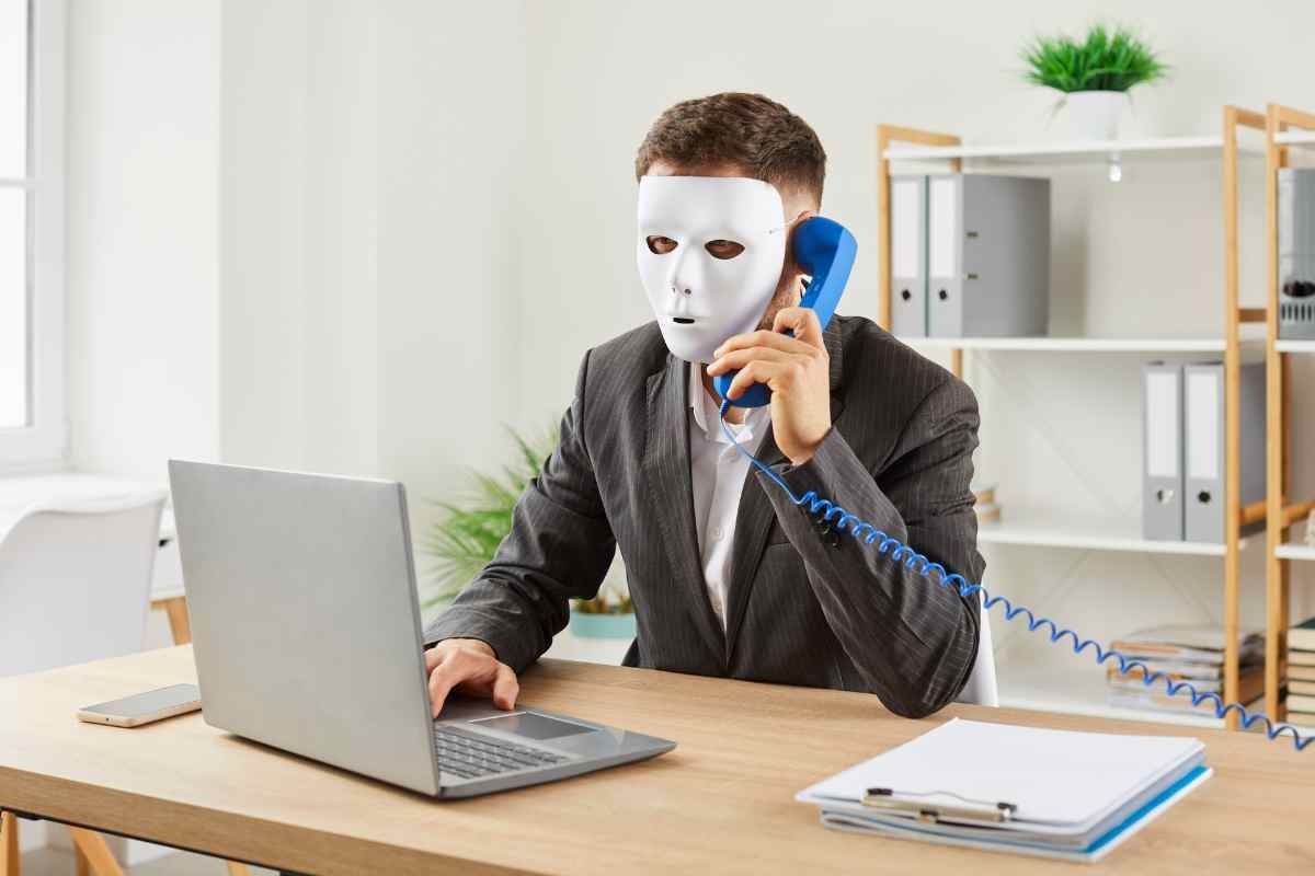 Uomo al telefono con maschera