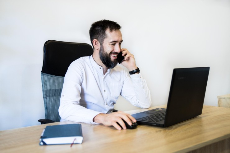 uomo al telefono computer