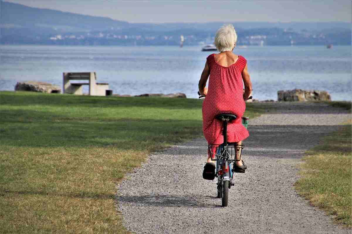 donna in bicicletta