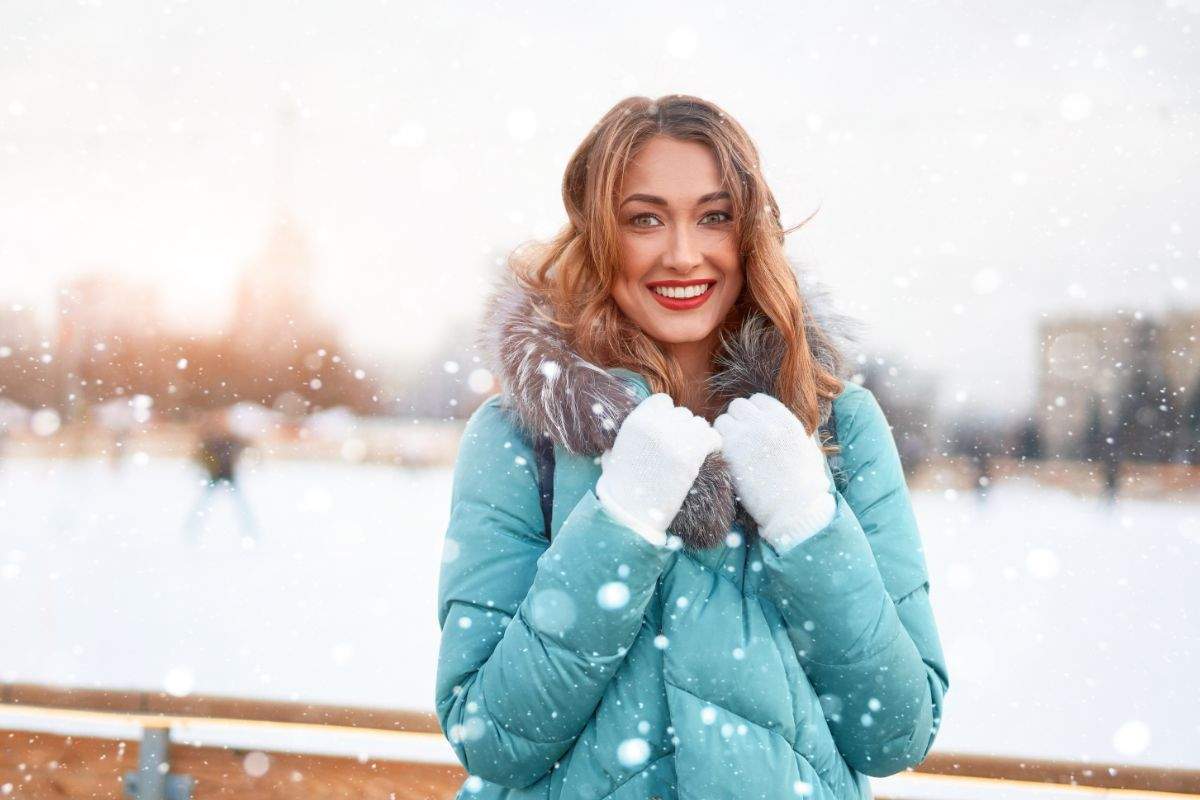 donna indossa guanti invernali