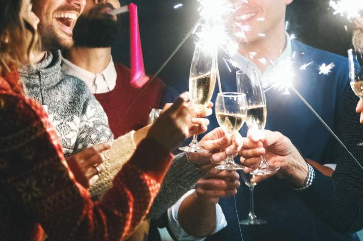 persone che brindano al capodanno