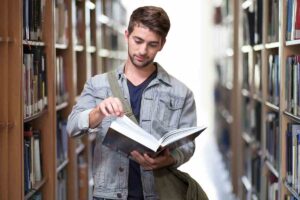 ragazzo che legge un libro