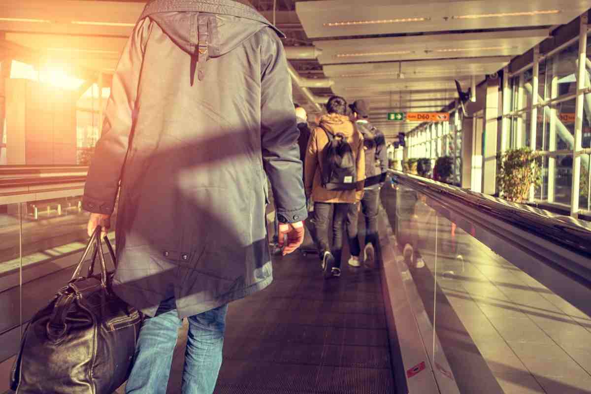 persone in aeroporto