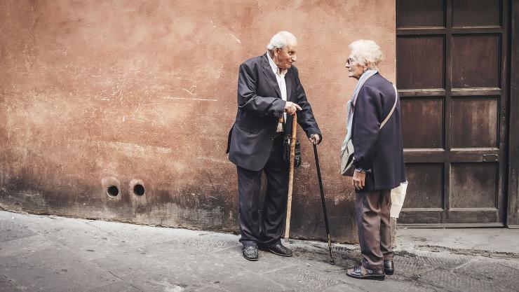 coppia di anziani che parlano