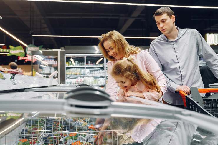 genitori e bambina al supermercato