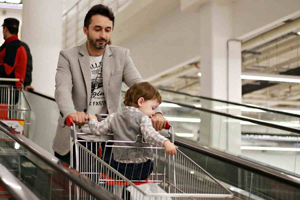 uomo e bambino nel carrello