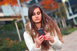 adolescente con il cellulare