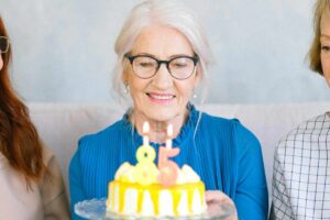 donna torta di compleanno