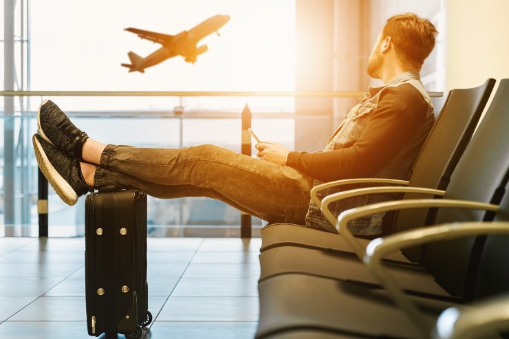 ragazzo in aeroporto