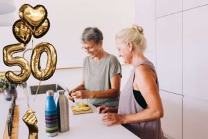 donne in cucina e palloncini con numero 50