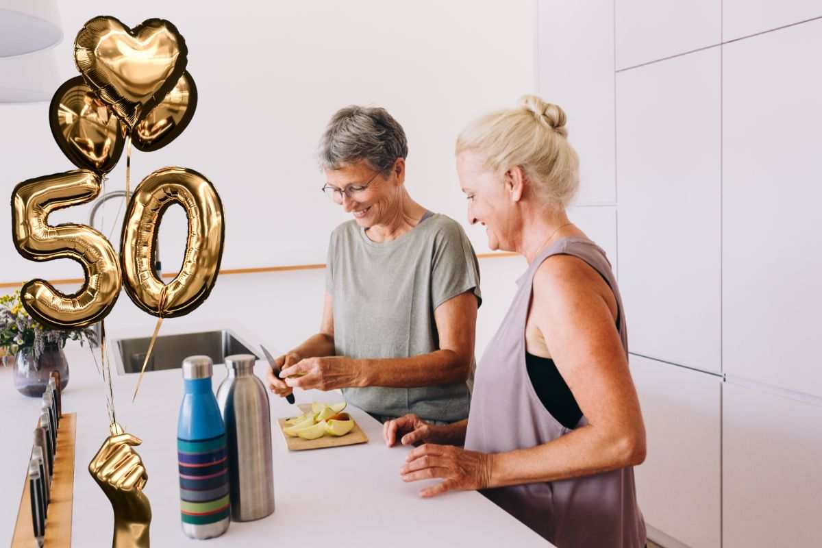 donne in cucina e palloncini con numero 50 