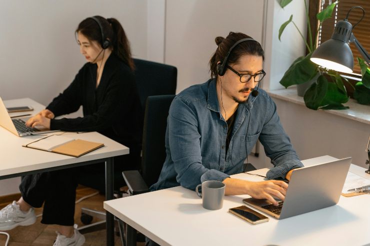 persone al computer