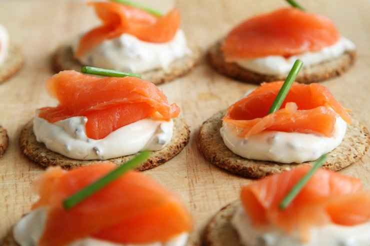 tartine con formaggio e salmone