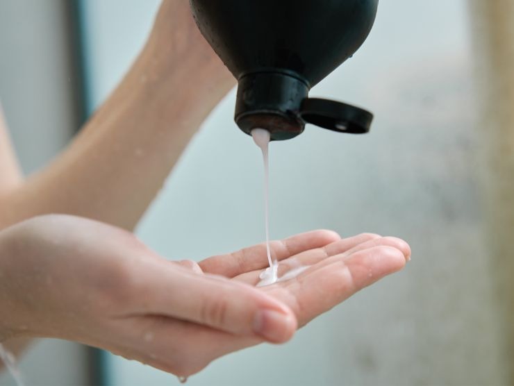 shampoo sul palmo della mano 