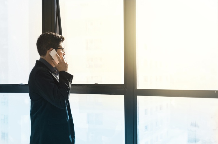 uomo al telefono